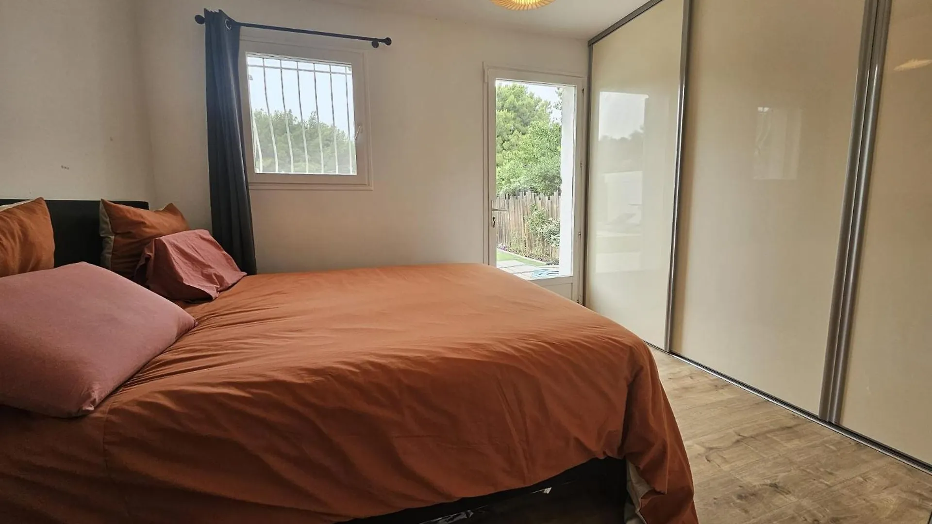 Holiday home Villa Piscine Prive & Jacuzzi 300 De La Mer Saint-Cyr-sur-Mer